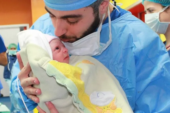 د. آلان شلهوب يقبّل ابنته بعد ولادتها