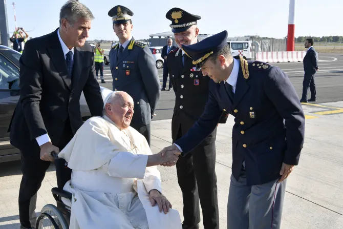 البابا فرنسيس ينطلق في رحلة رسوليّة إلى منغوليا