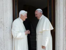 البابا فرنسيس والبابا بنديكتوس السادس عشر