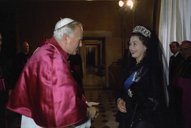 البابا يوحنّا بولس الثاني مع الملكة إليزابيث الثانية في الفاتيكان