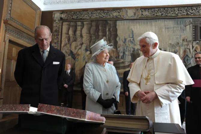 البابا بندكتس السّادس عشر يتبادل الهدايا مع الملكة إليزابيث الثانية