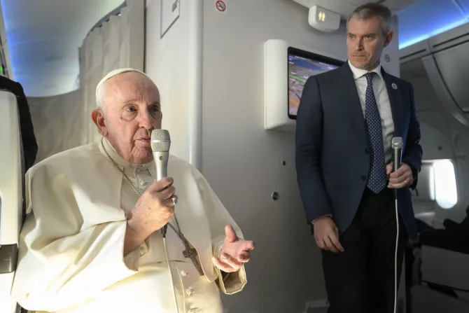 البابا فرنسيس في مؤتمر صحفي على متن الرحلة العائدة من البحرين إلى روما