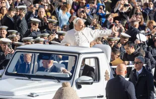البابا لاوون الرابع عشر يقدّم تأمّلًا صباح اليوم في ساحة القدّيس بطرس الفاتيكانيّة مصدر الصورة: دانييل إيبانيز/آسي مينا