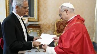 البابا يتسلّم أوراق اعتماد السفير اللبنانيّ الجديد فادي عسّاف صباح اليوم في الفاتيكان مصدر الصورة: فاتيكان ميديا