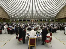 البابا فرنسيس والمشاركون في السينودس بقاعة بولس السادس الفاتيكانيّة، 20 أكتوبر/تشرين الأول الماضي
