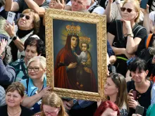 مؤمنون يحملون أيقونة للعذراء مريم في خلال صلاة التبشير الملائكيّ مع البابا لاوون الرابع عشر في ساحة القدّيس بطرس-الفاتيكان (26 أكتوبر/تشرين الأوّل 2025)