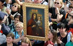 مؤمنون يحملون أيقونة للعذراء مريم في خلال صلاة التبشير الملائكيّ مع البابا لاوون الرابع عشر في ساحة القدّيس بطرس-الفاتيكان (26 أكتوبر/تشرين الأوّل 2025) مصدر الصورة: فاتيكان ميديا