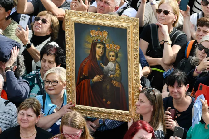 مؤمنون يحملون أيقونة للعذراء مريم في خلال صلاة التبشير الملائكيّ مع البابا لاوون الرابع عشر في ساحة القدّيس بطرس-الفاتيكان (26 أكتوبر/تشرين الأوّل 2025)