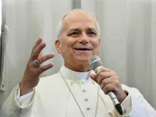 البابا لاوون يتحدّث في الطائرة لدى عودته من بيروت إلى روما في الثاني من ديسمبر/كانون الأوّل 2025