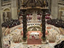 البابا فرنسيس يحتفل بالعشيّة الفصحيّة على «مذبح الاعتراف» في بازيليك القدّيس بطرس (4 أبريل/نيسان 2015)