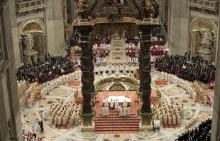 البابا فرنسيس يحتفل بالعشيّة الفصحيّة على «مذبح الاعتراف» في بازيليك القدّيس بطرس (4 أبريل/نيسان 2015) مصدر الصورة: L’Osservatore Romano