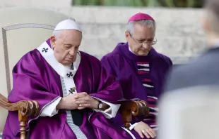 البابا فرنسيس يصلّي في مدافن الحرب بروما مصدر الصورة: Daniel Ibáñez/EWTN News/Vatican Pool