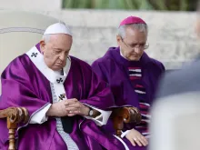 البابا فرنسيس يصلّي في مدافن الحرب بروما