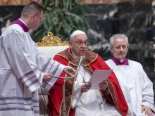 البابا فرنسيس يترأّس قدّاسًا لراحة نفس البابا بنديكتوس السادس عشر في بازيليك القدّيس بطرس-الفاتيكان