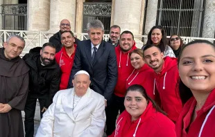 البابا فرنسيس يحيّي رئيس رابطة كاريتاس لبنان الأب ميشال عبّود وشبيبتها في ساحة القدّيس بطرس-الفاتيكان مصدر الصورة: كاريتاس لبنان