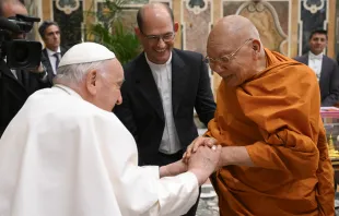 البابا فرنسيس يلتقي رهبانًا بوذيّين قادمين من تايلندا صباح اليوم في القصر الرسوليّ-الفاتيكان مصدر الصورة: فاتيكان ميديا