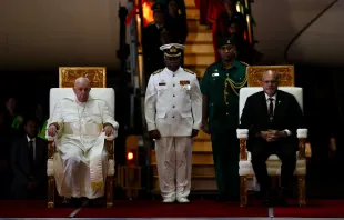 البابا فرنسيس يصل إلى مطار بورت موسبي الدوليّ ويبدأ زيارته بابوا غينيا الجديدة متابعًا رحلته الرسوليّة إلى آسيا وأوقيانوسيا مصدر الصورة: دانييل إيبانيز/آسي مينا