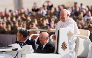 البابا فرنسيس يلخّص رحلته الرسوليّة الأخيرة إلى جنوب شرق آسيا وأوقيانوسيا صباح اليوم ضمن المقابلة العامّة الأسبوعيّة في ساحة القدّيس بطرس-الفاتيكان مصدر الصورة: دانييل إيبانيز/آسي مينا