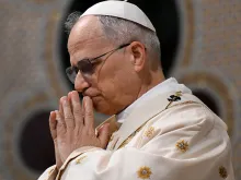 البابا لاوون الرابع عشر يتسلّم، بعد انتخابه حبرًا أعظم، كرسيّ البازيليك اللاترانيّة-روما (25 مايو/أيّار 2025)