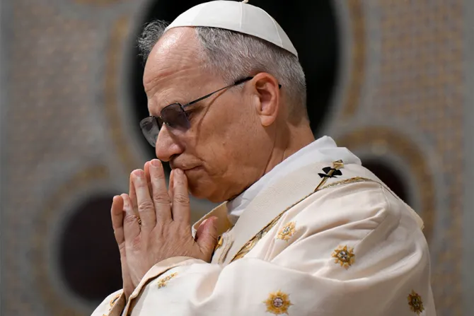 البابا لاوون الرابع عشر يتسلّم، بعد انتخابه حبرًا أعظم، كرسيّ البازيليك اللاترانيّة-روما (25 مايو/أيّار 2025)