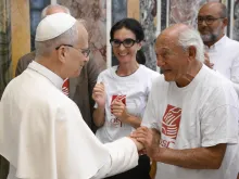 البابا لاوون الرابع عشر يلتقي «عمل القدّيس فرنسيس للفقراء» في الفاتيكان