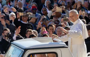 البابا لاوون الرابع عشر يُجري المقابلة العامّة الأسبوعيّة صباح اليوم في ساحة القدّيس بطرس-الفاتيكان مصدر الصورة: دانييل إيبانيز/ آسي مينا