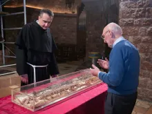 من عمليّة الكشف عن ضريح القدّيس فرنسيس الأسّيزي عام 2015، وقد ظهر رئيس الدير المقدّس في حينها الأب ماورو غامبيتي متفقّدًا الجثمان