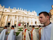 البابا فرنسيس يترأّس قدّاس إعلان قداسة جون هنري نيومان وإيرما دولتسي بونتيس وجوزيبينا فانّيني ومريم تريزيا ومارغريت بايس في ساحة القدّيس بطرس-الفاتيكان (13 أكتوبر/تشرين الأوّل 2019)