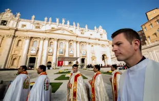 البابا فرنسيس يترأّس قدّاس إعلان قداسة جون هنري نيومان وإيرما دولتسي بونتيس وجوزيبينا فانّيني ومريم تريزيا ومارغريت بايس في ساحة القدّيس بطرس-الفاتيكان (13 أكتوبر/تشرين الأوّل 2019) مصدر الصورة: دانييل إيبانيز/آسي مينا