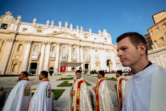 البابا فرنسيس يترأّس قدّاس إعلان قداسة جون هنري نيومان وإيرما دولتسي بونتيس وجوزيبينا فانّيني ومريم تريزيا ومارغريت بايس في ساحة القدّيس بطرس-الفاتيكان (13 أكتوبر/تشرين الأوّل 2019)