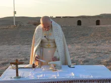 جوقة أصدقاء يسوع تصلّي في مدينة أور الأثريّة-العراق