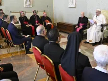 البابا فرنسيس يلتقي مؤتمر الزعماء الدينيّين للأديان التقليديّة والعالميّة في القصر الرسوليّ-الفاتيكان