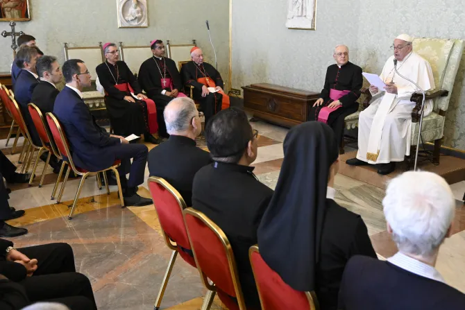 البابا فرنسيس يلتقي مؤتمر الزعماء الدينيّين للأديان التقليديّة والعالميّة في القصر الرسوليّ-الفاتيكان