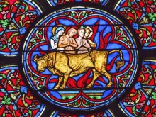 لوحة زجاجيّة في كاتدرائيّة نوتردام دو باري بالعاصمة الفرنسيّة تُظهر عددًا من القدّيسين ومنهم القدّيس أنطيباس