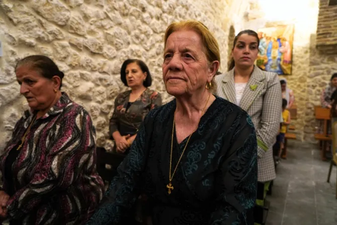 حنّو يحتفل بالذبيحة الإلهيّة في كنيسة مار كوركيس الأثريّة ببلدة برطلّة العراقيّة