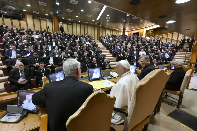 البابا فرنسيس يلتقي كهنة رعايا من مختلف أنحاء العالم صباح اليوم في حاضرة الفاتيكان