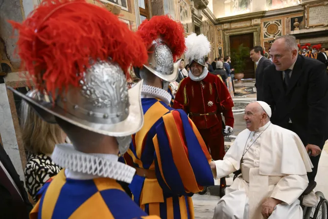 البابا فرنسيس يلتقي الحرس السويسريّ الحبريّ صباح اليوم في القصر الرسوليّ-الفاتيكان