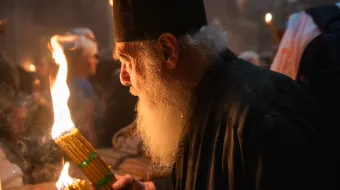 ثيوفيلوس الثالث يحتفل برتبة «فيض النور» في كنيسة القيامة-القدس مصدر الصورة: مارينيلّا بانديني/وكالة الأنباء الكاثوليكيّة