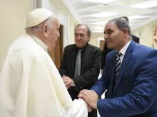 البابا فرنسيس يلتقي الفلسطينيّ بسّام أرامين والإسرائيليّ رامي الحنان
