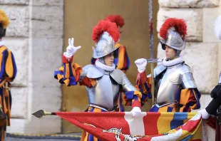 حرّاس سويسريّون جدد يبرزون وعودهم بحماية البابا فرنسيس وخلفائه، في خلال حفل بالفاتيكان مصدر الصورة: إليزابيت ألفا/آسي مينا