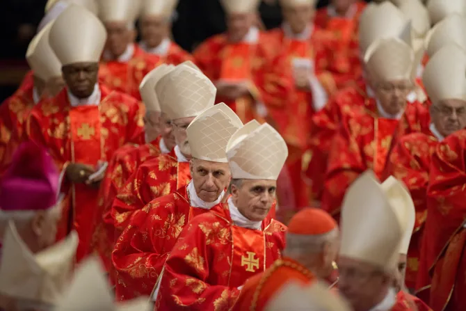 مجمع الكرادلة يحتفل بالذبيحة الإلهيّة في مارس/آذار 2013 قبل الدخول إلى كنيسة سيستينا الفاتيكانيّة من أجل الكونكلاف الذي أدّى إلى انتخاب البابا فرنسيس