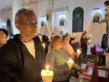 مؤمنون يحملون الشموع في خلال قدّاس السهرة الفصحيّة (مارس/آذار الفائت) في كنيسة العائلة المقدّسة-غزّة