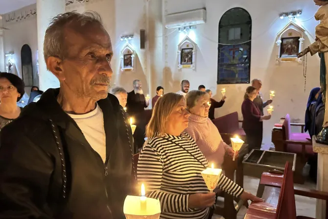 مؤمنون يحملون الشموع في خلال قدّاس السهرة الفصحيّة (مارس/آذار الفائت) في كنيسة العائلة المقدّسة-غزّة
