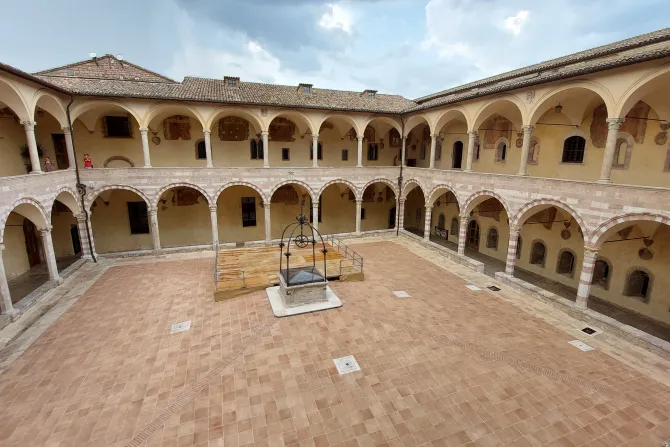 الدير المقدّس في أسّيزي الإيطاليّة