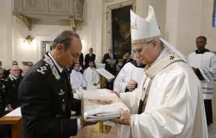 البابا لاوون الرابع عشر يترأّس الذبيحة الإلهيّة في كابيلّا مقرّ الشرطة في قرية كاستل غاندولفو الإيطاليّة مصدر الصورة: فاتيكان ميديا