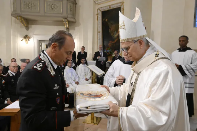 البابا لاوون الرابع عشر يترأّس الذبيحة الإلهيّة في كابيلّا مقرّ الشرطة في قرية كاستل غاندولفو الإيطاليّة