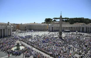 حجّاج يتلون صلاة التبشير الملائكيّ مع البابا لاوون الرابع عشر في ساحة القدّيس بطرس-الفاتيكان يوم 29 يونيو/حزيران 2025 مصدر الصورة: فاتيكان ميديا