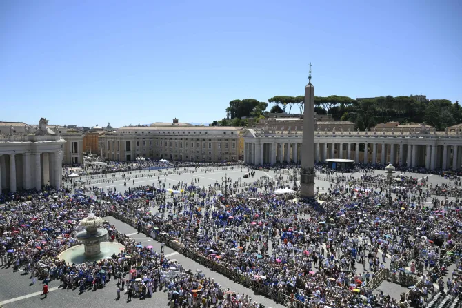 حجّاج يتلون صلاة التبشير الملائكيّ مع البابا لاوون الرابع عشر في ساحة القدّيس بطرس-الفاتيكان يوم 29 يونيو/حزيران 2025