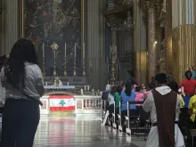 مئات اللبنانيّين يصلّون في بازيليك القدّيسِين الرسل الاثني عشر-روما لأجل السلام في بلدهم