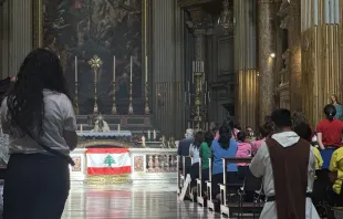 مئات اللبنانيّين يصلّون في بازيليك القدّيسِين الرسل الاثني عشر-روما لأجل السلام في بلدهم مصدر الصورة: إلياس الترك/آسي مينا